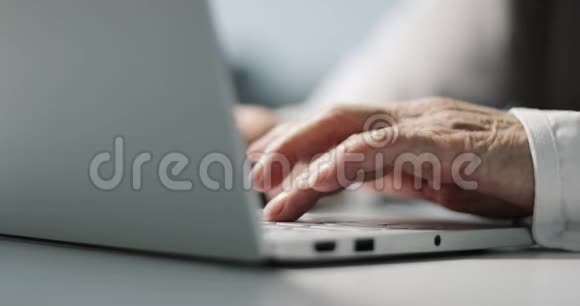一个在键盘上打字的老商人的双手的特写视频的预览图