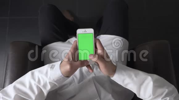 非洲男性手使用白色智能手机打字打字打字发短信打60fps视频的预览图