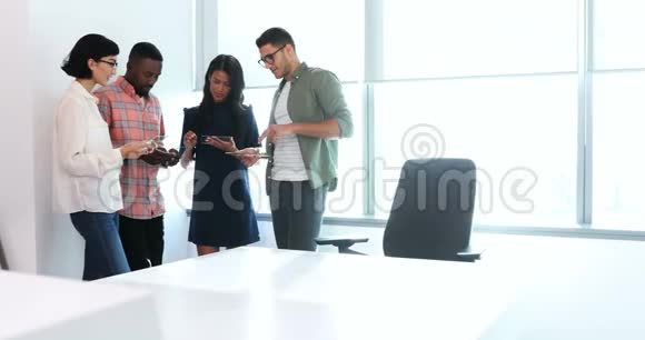 商务同事在4k会议室使用玻璃数字平板电脑视频的预览图