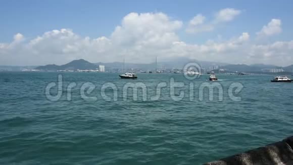 香港岛上有中国人在维多利亚港乘船视频的预览图