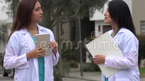 女护士或医生谈话视频的预览图