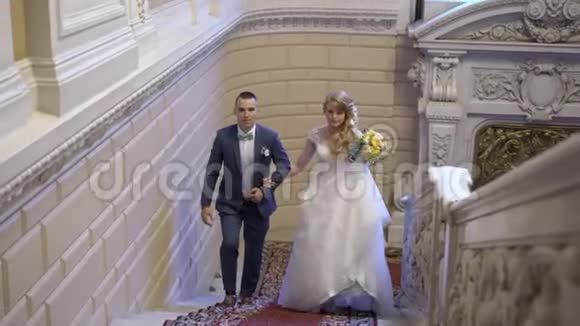 新郎新娘上楼梯视频的预览图