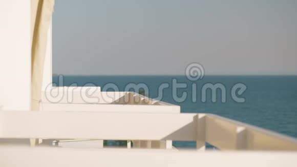 海滨酒店的空阳台视频的预览图