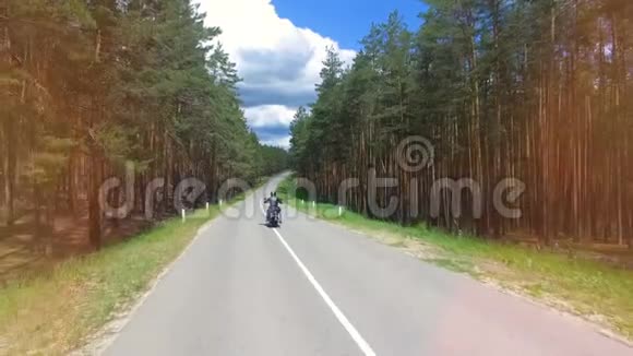一辆摩托车开走的空中录像视频的预览图