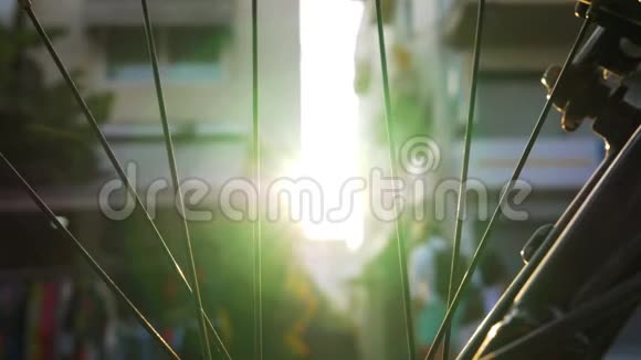 从自行车轮看街道和太阳耀斑视频的预览图