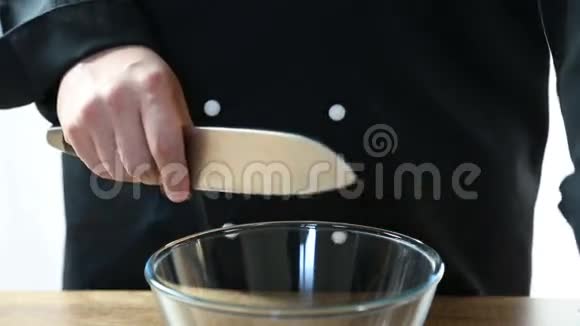 厨师打碎两个鸡蛋视频的预览图