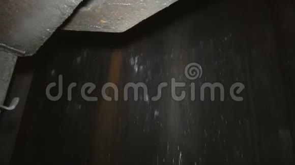 在电梯笼中坠落到煤矿视频的预览图