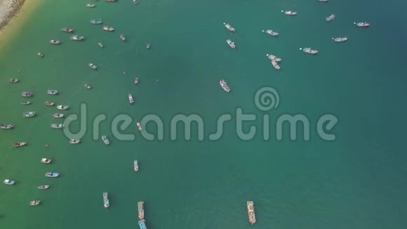 渔船和船只在绿松石海鸟瞰从海景看停泊在海湾的帆船和船只视频的预览图