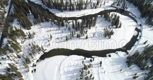 冬天在河里大转弯地上有森林和雪视频的预览图