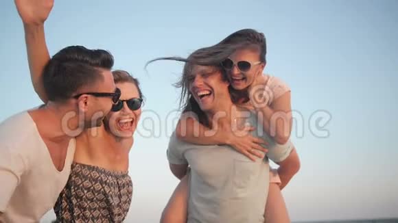 户外欢乐青年群友欢度海滩假日画像两对夫妇在海边欢笑视频的预览图