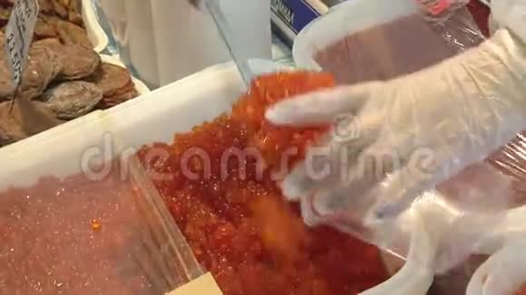 颗粒盐鱼子酱太平洋野生红鱼为食物背景视频的预览图