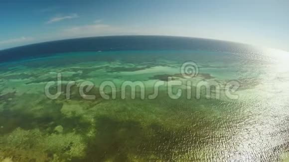 鸟瞰博霍尔海岸岛空中飞行菲什耶景色菲律宾在海面上空飞行视频的预览图