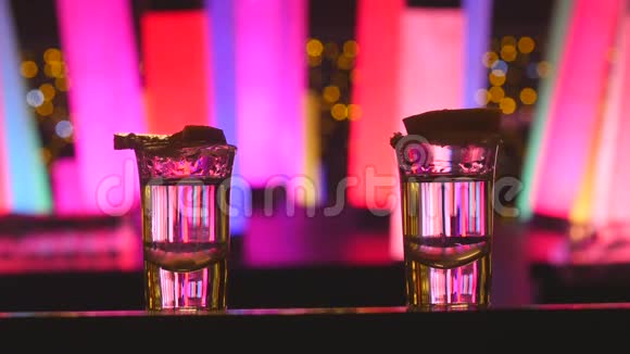 两杯带石灰的银色龙舌兰酒酒带有变色的LED管灯视频的预览图
