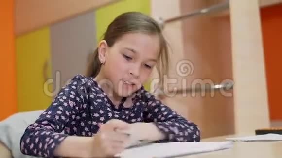 一个8岁的女孩在家学习心算视频的预览图