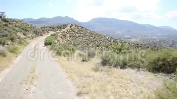 夏日的山路阿尔哈比亚视频的预览图