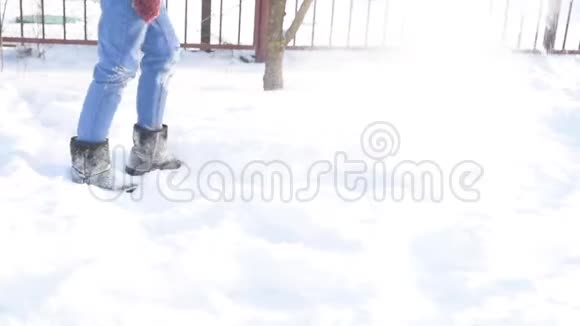 男人踢雪冬霜晴日寒冷的冬天视频的预览图