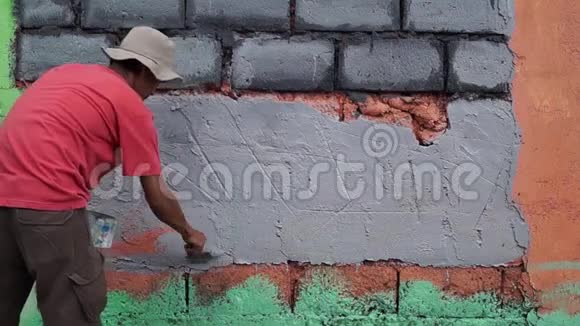 壁画艺术家画家给墙壁上色视频的预览图