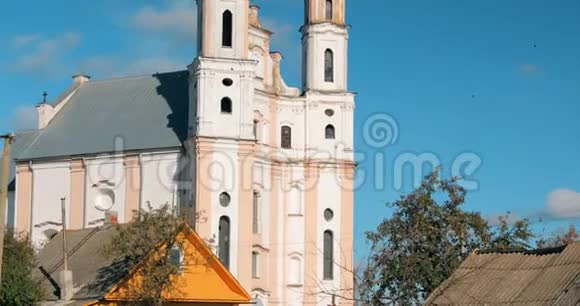 LuzhkiVitebsk地区白俄罗斯圣迈克尔大天使教堂在阳光日视频的预览图
