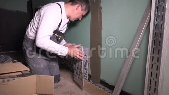专业工人在墙上安装瓷砖视频的预览图