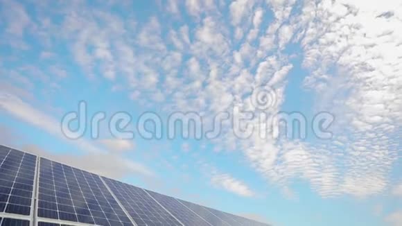 太阳能电池板特写太阳能电池板中云层的反射视频的预览图