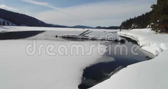 冬天的佩耶特湖入口有冰雪和几朵云视频的预览图