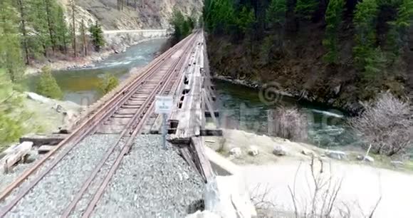 通往大桥的火车轨道桥的鸟瞰图视频的预览图