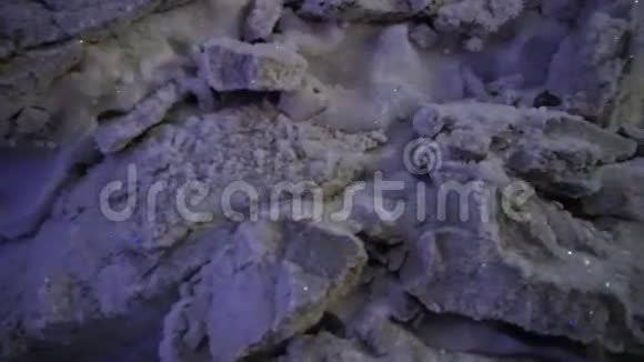 冰洞中的霜墙视频的预览图