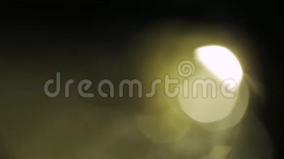 在黑暗中旋转温暖的光创意运动过渡镜头耀斑漏光叠加视频的预览图