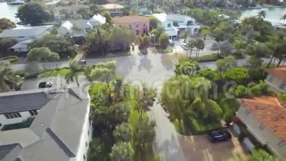 4k空中无人机摄像机建筑全景式豪华游泳池夏季别墅迈阿密佛罗里达郊区大道视频的预览图