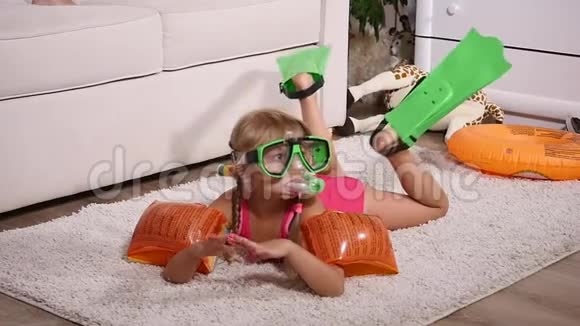 一个戴着水下面具和脚蹼的女孩在房间里游泳动作缓慢视频的预览图