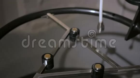 磁摆在三个磁铁之间移动视频的预览图