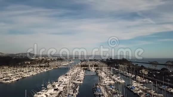 令人印象深刻的空中4k无人驾驶飞机全景观码头港口与白色豪华运动游艇摩托艇海景视频的预览图