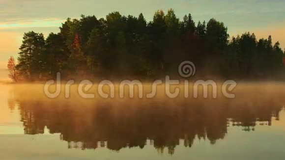 在湖上移动雾视频的预览图
