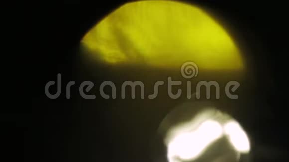 黄色温暖的波克真正的镜头耀斑完美的抽象运动背景视频的预览图
