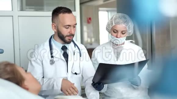 医生和护士在医院探望年轻妇女视频的预览图