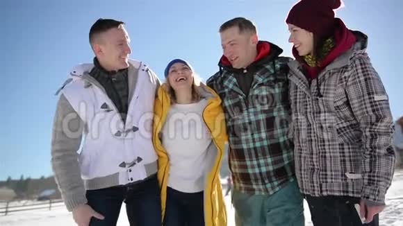 四个男人和女人正在享受温暖的冬季天气在山区的农村秘书长之友小组视频的预览图