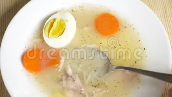 有人用盘子里的鸡蛋吃鸡汤4k慢动作视频的预览图