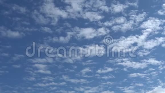 蓝天白云的美丽全景令人放松的移动转换云观全高清时间延时视频的预览图