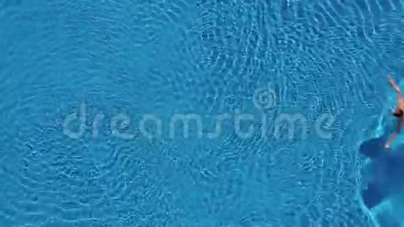 穿红色短裤的人在游泳池游泳视频的预览图