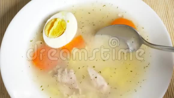 有人用盘子里的鸡蛋吃鸡汤4k慢动作视频的预览图