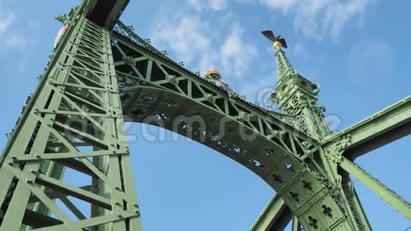 匈牙利布达佩斯自由桥或自由桥的建筑细节视频的预览图