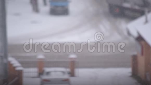 在有车有人的道路上下雪视频的预览图