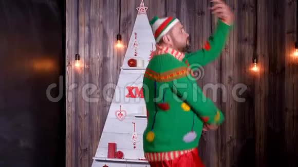新年头戴圣诞老人帽子的巨魔在周围跳舞和傻瓜视频的预览图