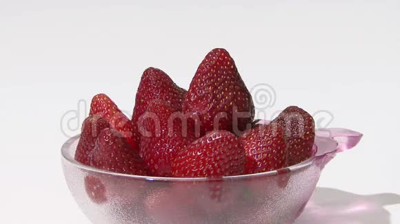 草莓展示视频的预览图
