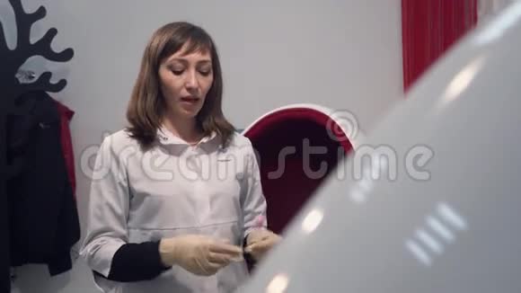牙齿美白的程序年轻女性美容师消毒预刷牙的工具高科技医学视频的预览图