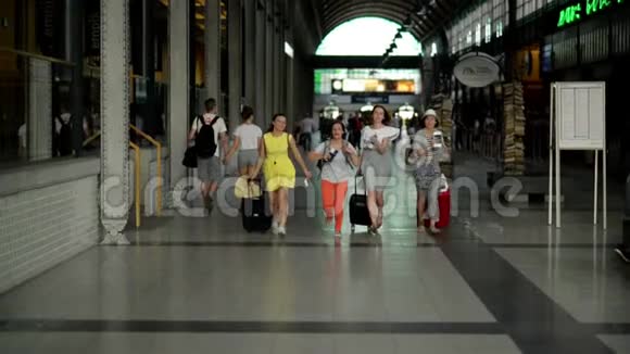 一群年轻女性在机场内奔跑手里拿着文件机票和大手提箱漂亮的女孩视频的预览图