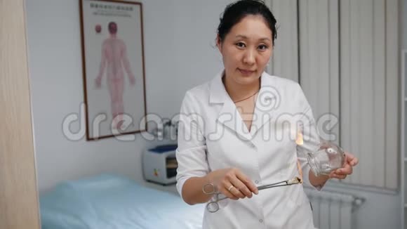 亚洲女医生准备了一个玻璃瓶视频的预览图