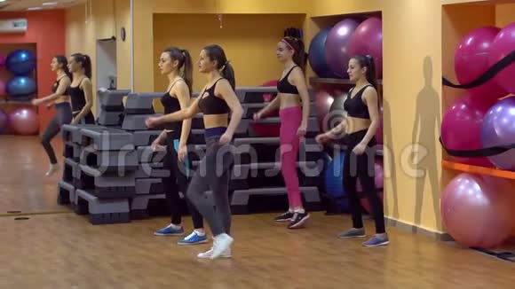 四个女孩在健身房锻炼视频的预览图