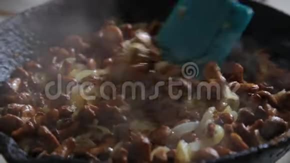 蘑菇用黄油和洋葱煎锅特写视频的预览图