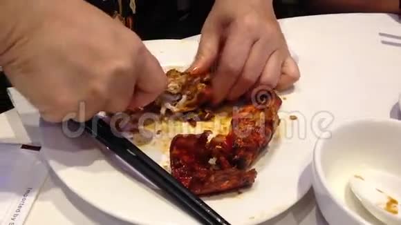 女人在盘子里吃龙虾视频的预览图